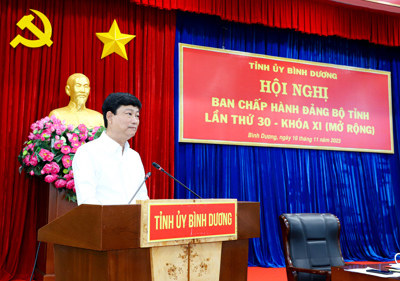 Đồng chí Võ Văn Minh, Phó Bí thư Tỉnh ủy, Chủ tịch UBND tỉnh phát biểu tại hội nghị.